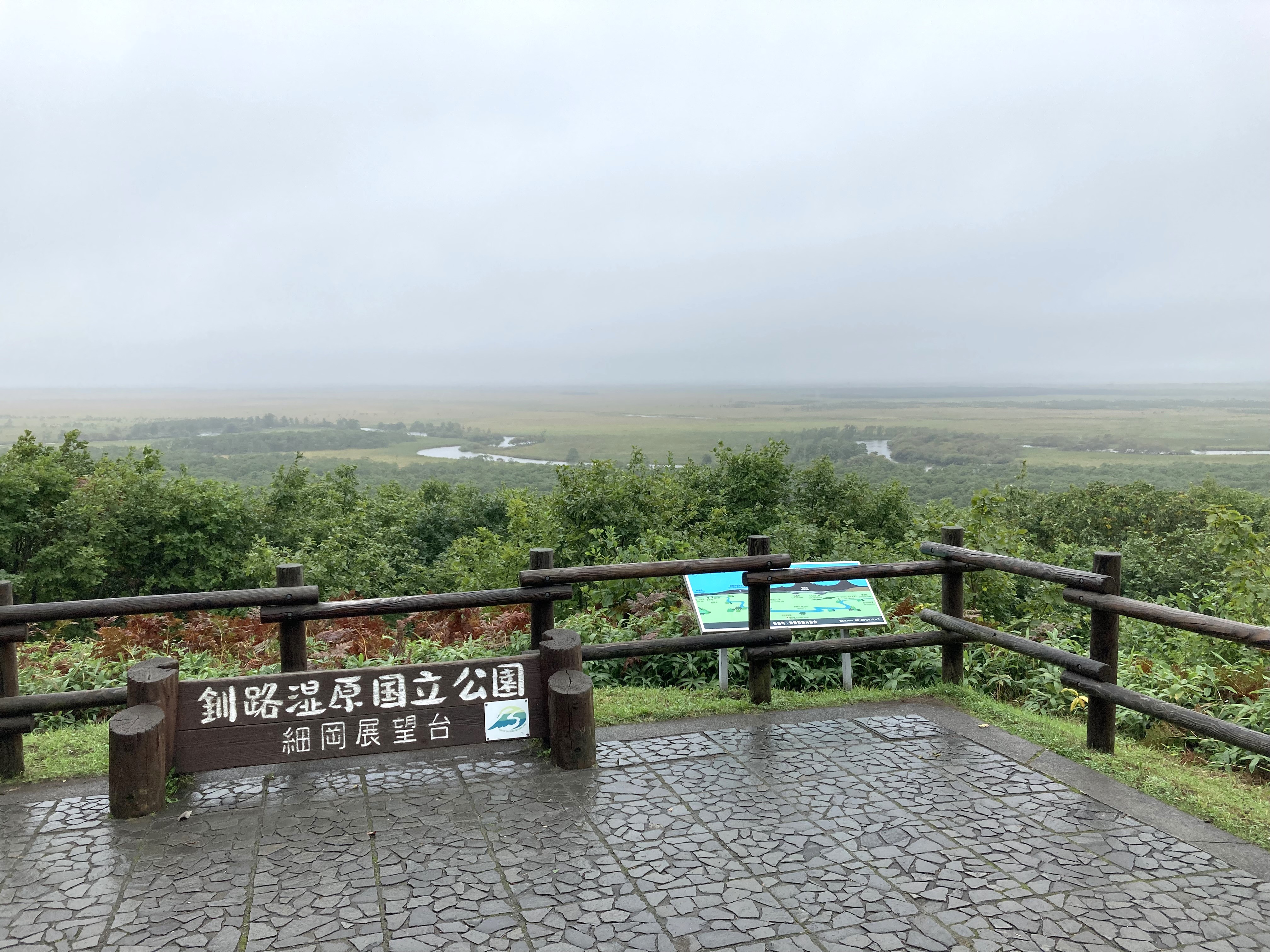 釧路湿原国立公園（くしろしつげんこくりつこうえん）、日本最大の湿原と壮大な蛇行河川、それを育む森。釧路湿原国立公園は、北海道東部を流れる釧路川とその支流を抱く日本最大の釧路湿原及び湿原を取り囲む丘陵地からなります。手つかずの広大な水平的景観はこの地の何よりの魅力です。また、国の特別天然記念物のタンチョウをはじめ多くの動植物の貴重な生息地となっています。釧路湿原は、明治以降、開拓が困難なため、役にたたない土地と考えられてきましたが、戦後の食料不足による農地開発や市街地開発及び丘陵地伐採などにより、湿原面積の減少や乾燥化が進みました。それに対し地元の研究者や自然保護団体が、湿原の価値を見直すための運動を続けた結果、その価値が国際的に認められ、昭和55年に日本で最初のラムサール条約登録湿地となり、7年後には国立公園に指定されました。湿原を中心とする初の国立公園の誕生は、かつて「不毛の大地」と呼ばれた湿原の自然環境に対する価値が、地域の活動を通して見出された結果、日本の国立公園史に新たな歴史を刻んだ出来事といえます。釧路湿原は、太平洋の海岸線から最深部では約40km内陸に入り込んだ形を見せていますが、この広大な土地は、太古の時代には海だったのです。海が後退して湿原へと変わる過程で多くの湖沼が点在したことは上の図のとおりですが、この名残が現在も湿原の東側に見られる塘路湖、シラルトロ湖、達古武湖です。これらの湖沼は、海が後退した後も水をたたえたまま残った湖であることから、「海跡湖（かいせきこ）」と呼ばれています。また、湿原は丘陵・台地に囲まれていますが、これはかつて海だった時代の海食崖と推測されており、釧路湿原の地形の特徴のひとつになっています。釧路湿原の東側に湖沼が集まっているのは、地殻運動によるものといわれています。湿原一帯では、東側の地盤が沈下し、西側では隆起する傾向があるため、低くなった東側に水が溜まって湖沼ができたのです。釧路川が同様に湿原の東側を流れているのも、湿原の地盤の"西高東低"傾向によるものです。釧路湿原国立公園は、他の地域では既に喪失してしまっている平野部の原始的な自然環境が保存されており、自然性の高い広大な水平的景観は、我が国では他に類例のない特異な景観となっています。